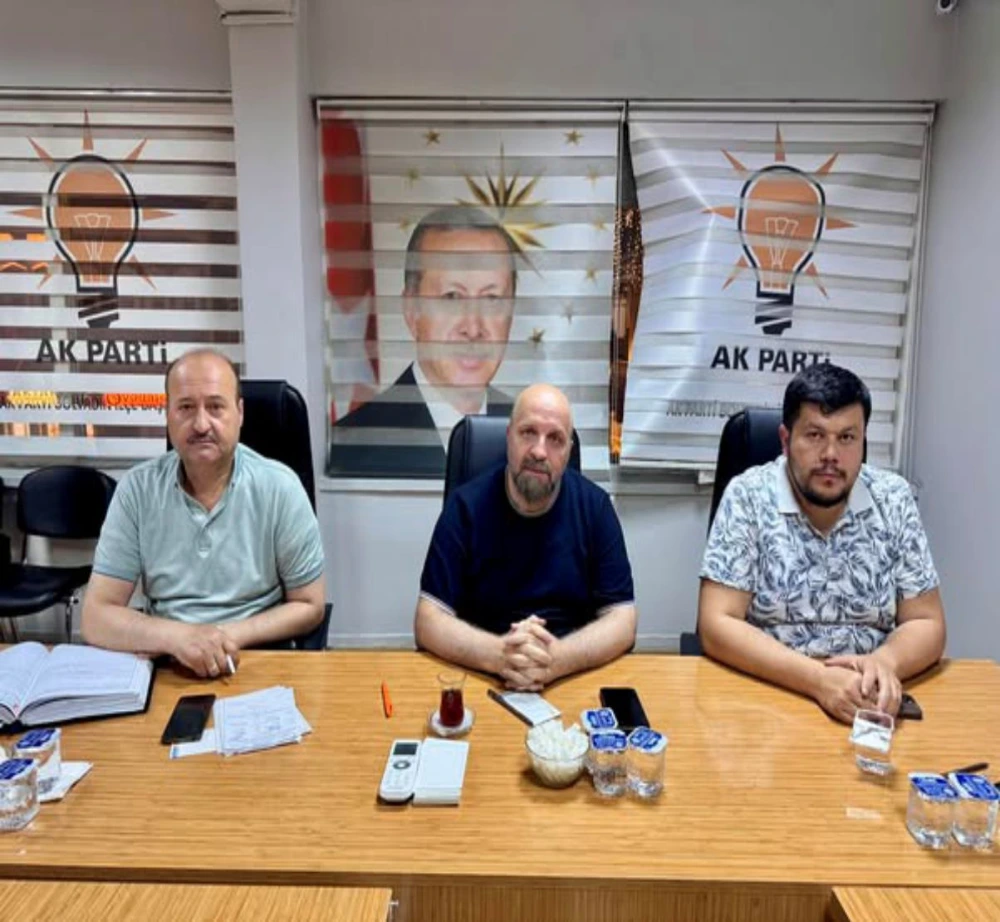 AK PARTİ İLÇE TAŞKİLATI  NÖBETÇİ İLÇE YÖNETİNKURUL ÜYESİ  UYGULAMASI TAKTİR TOPLUYOR